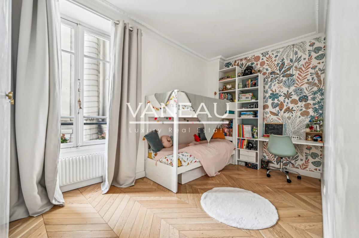 Paris VIIe - SAINT DOMINIQUE  - Appartement rénové avec deux cha