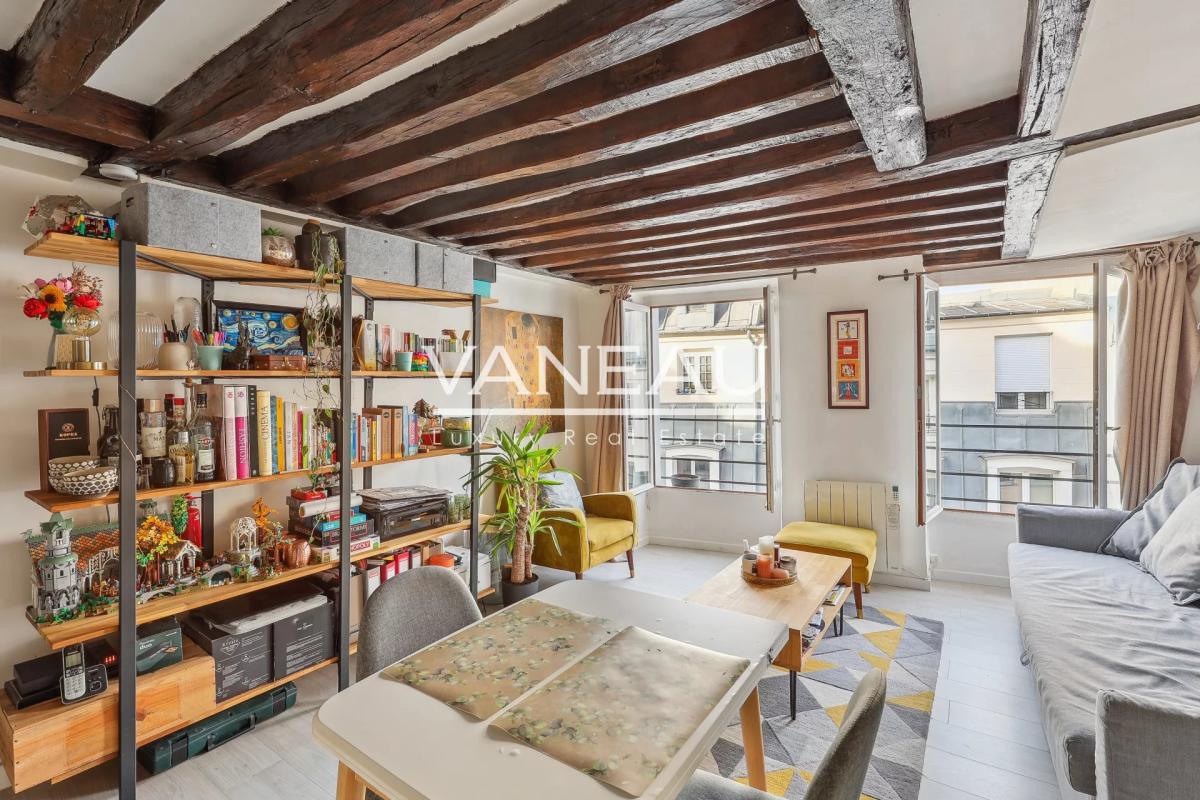 Paris IIe - Appartement deux pièces de charme en étage élevé