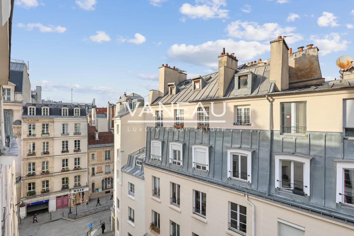 Paris IIe - Appartement deux pièces de charme en étage élevé