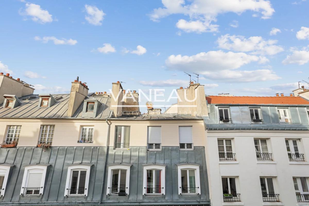 Paris IIe - Appartement deux pièces de charme en étage élevé