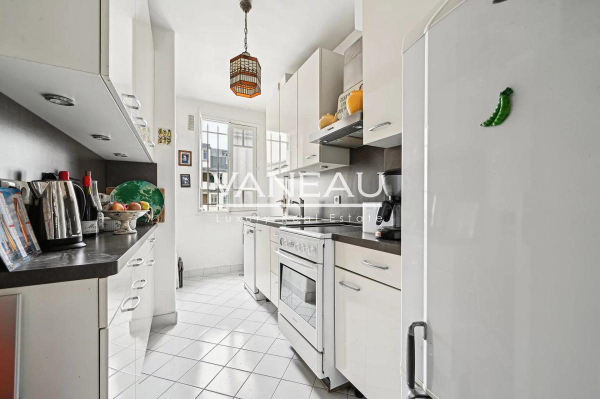 Paris XVe - Bir Hakeim/Dupleix - Appartement en étage élevé avec