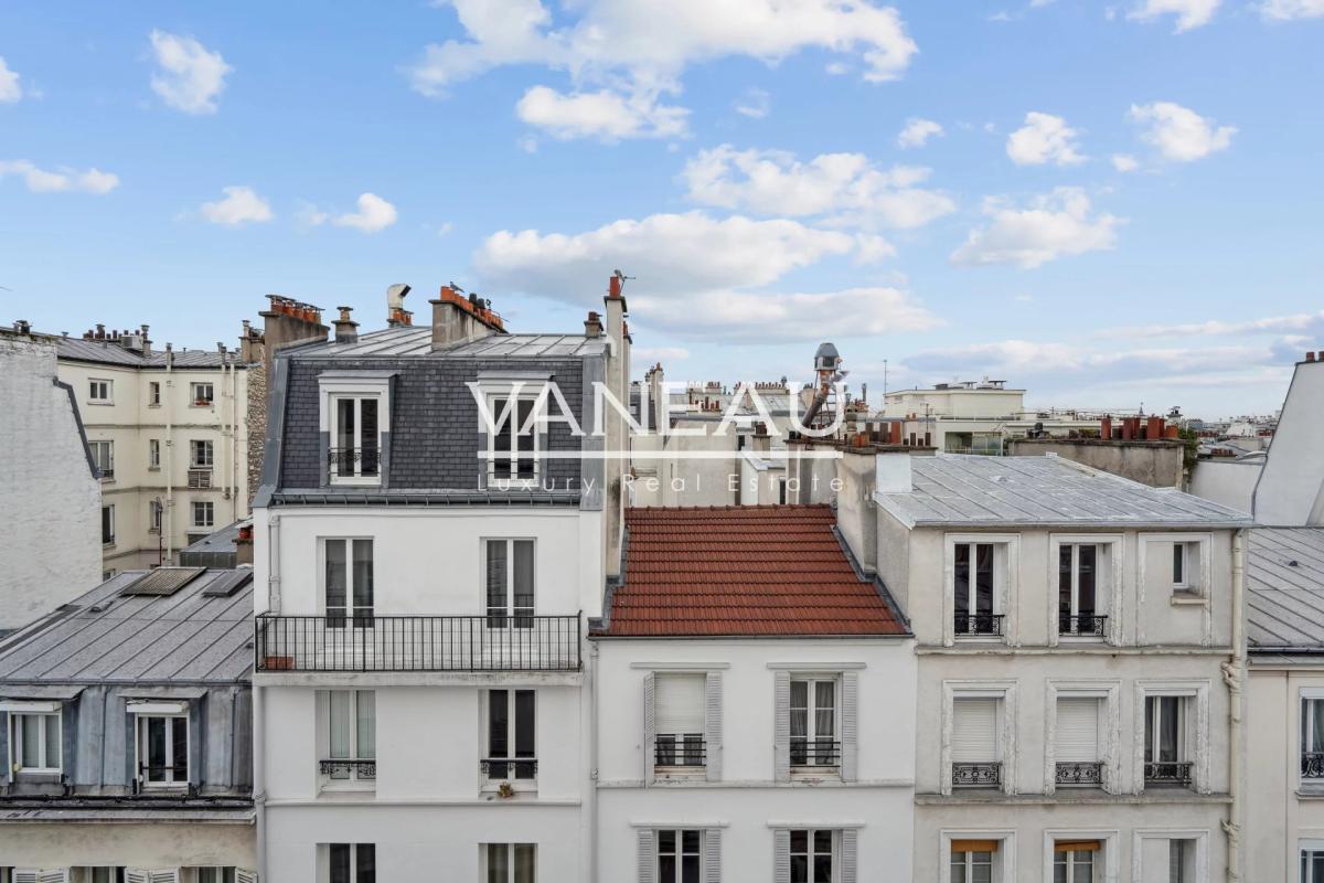 Paris VII - Rue Cler - Studio en étage élevé avec vue dégagée