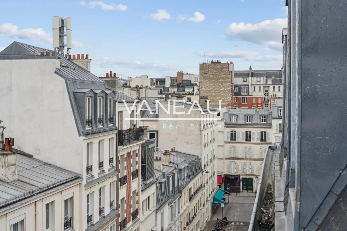 Paris VII - Rue Cler - Studio en étage élevé avec vue dégagée