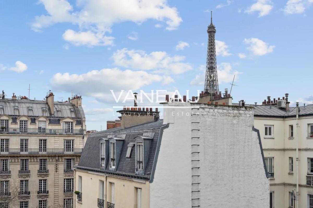 Paris VII - Rue Cler - Studio en étage élevé avec vue dégagée