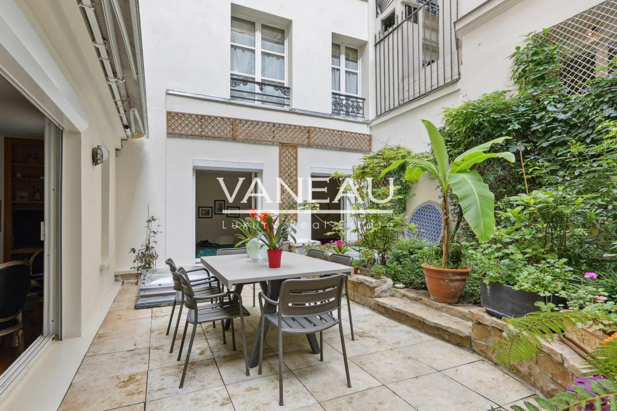 Paris VIIIe - Duplex de six pièces avec grande terrasse arborée 