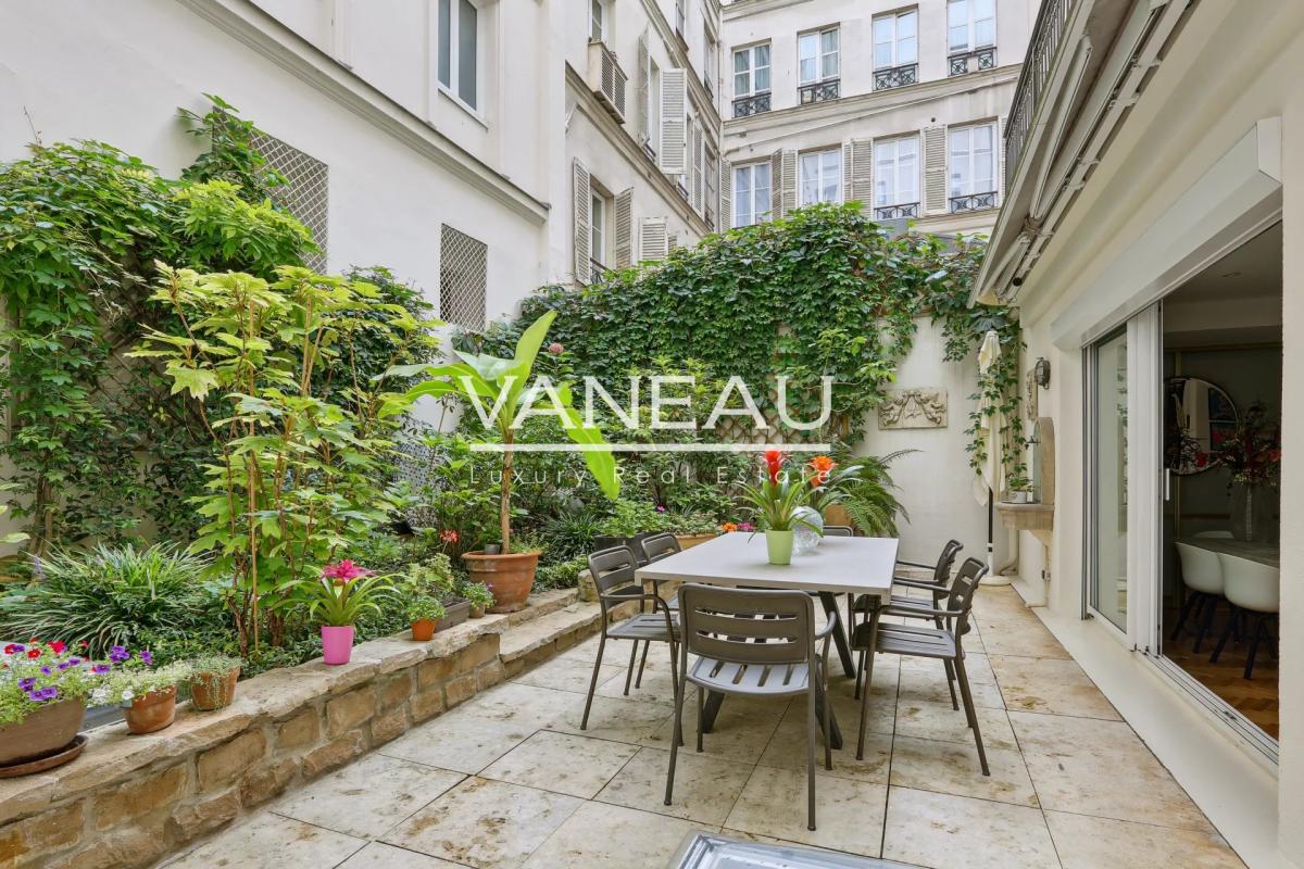 Paris VIIIe - Duplex de six pièces avec grande terrasse arborée 