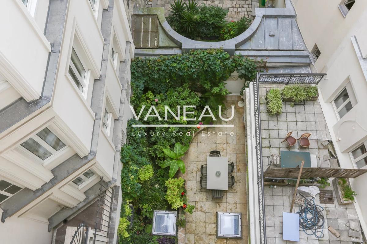 Paris VIIIe - Duplex de six pièces avec grande terrasse arborée 