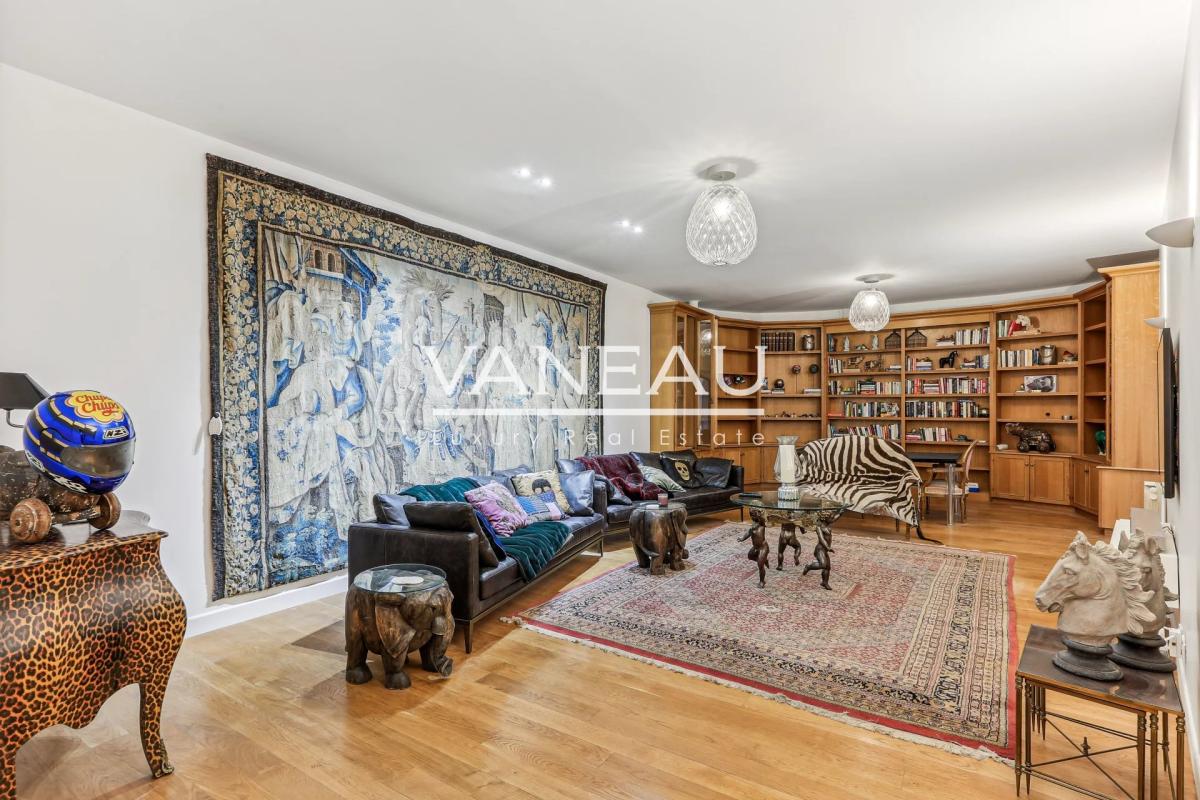 Paris VIIIe - Duplex de six pièces avec grande terrasse arborée 