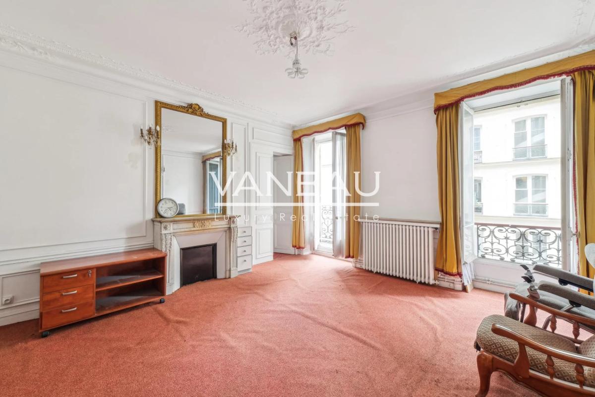 PARIS IXe - Bel appartement de quatre pièces classique avec balc