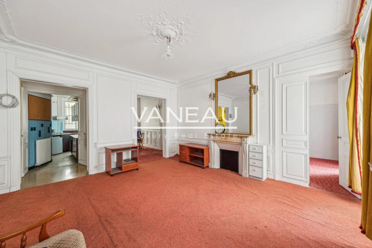 PARIS IXe - Bel appartement de quatre pièces classique avec balc