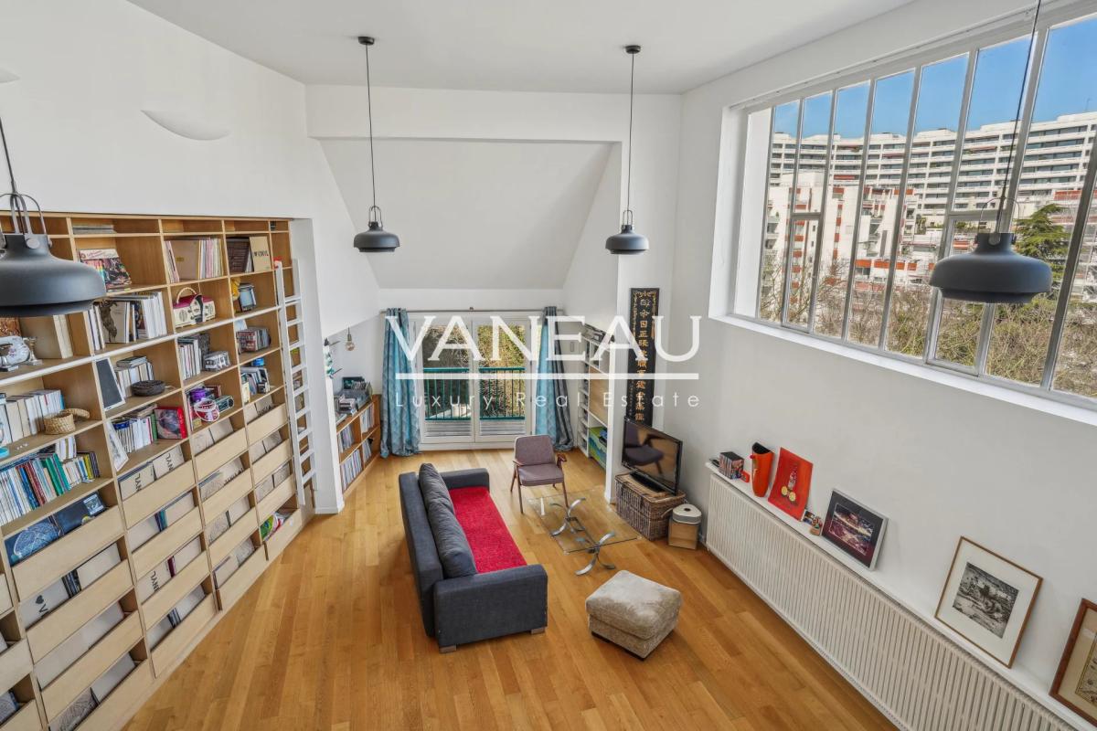 PARIS XVe - Saint-Lambert - Loft en duplex, dernier étage refait