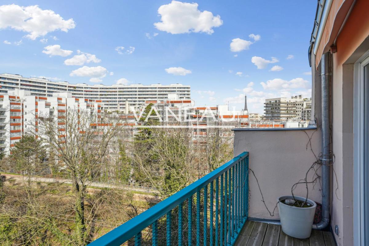 PARIS XVe - Saint-Lambert - Loft en duplex, dernier étage refait